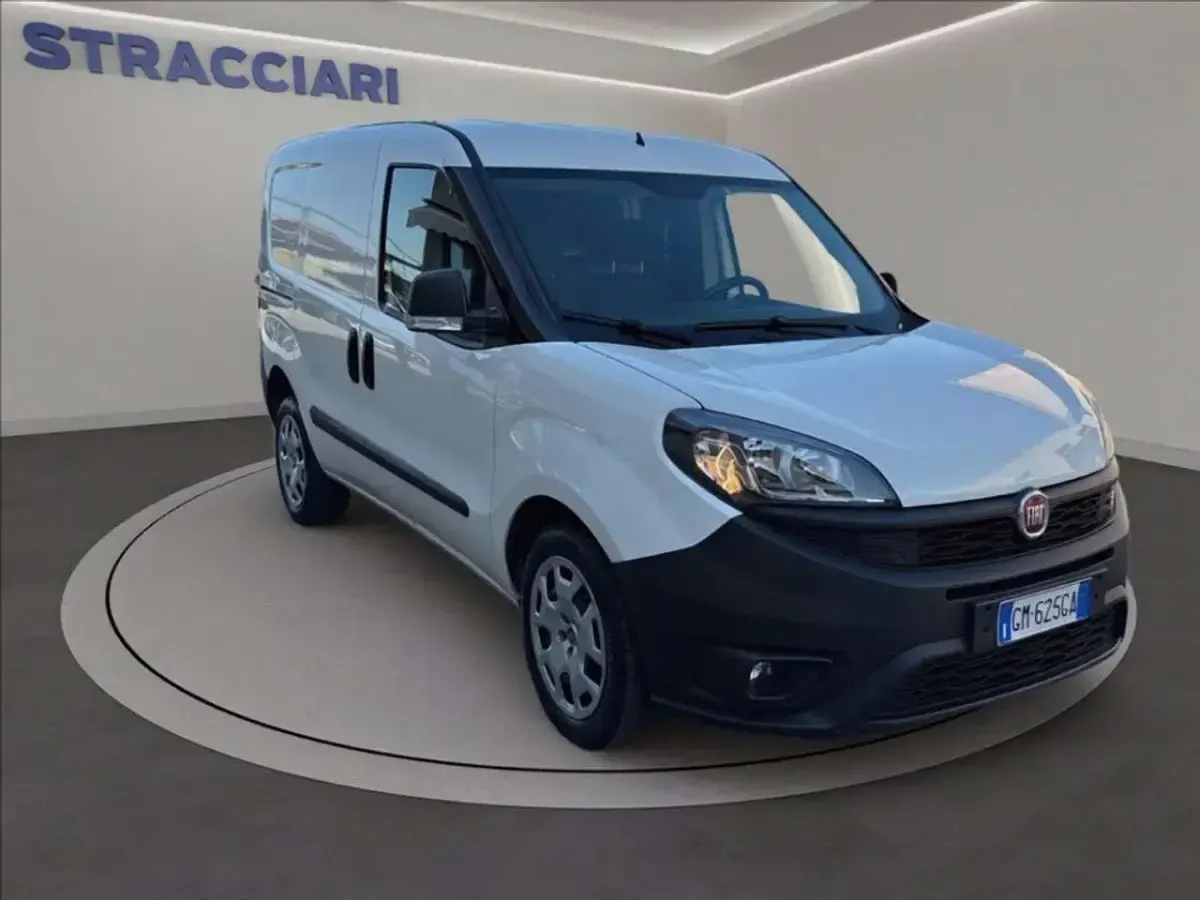 Usata Fiat Doblò Lounge 105 CV (77 kW) 2023 Bianco Monovolume