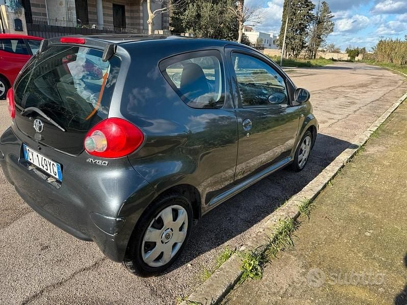 Usata Toyota Aygo 68 CV (50 kW) 2007 Grigio Utilitaria