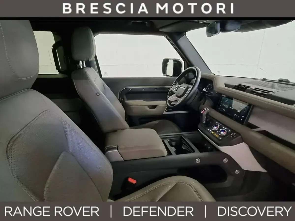 Usata Land Rover Defender SE 200 CV (147 kW) 2023 Pangea green SUV
