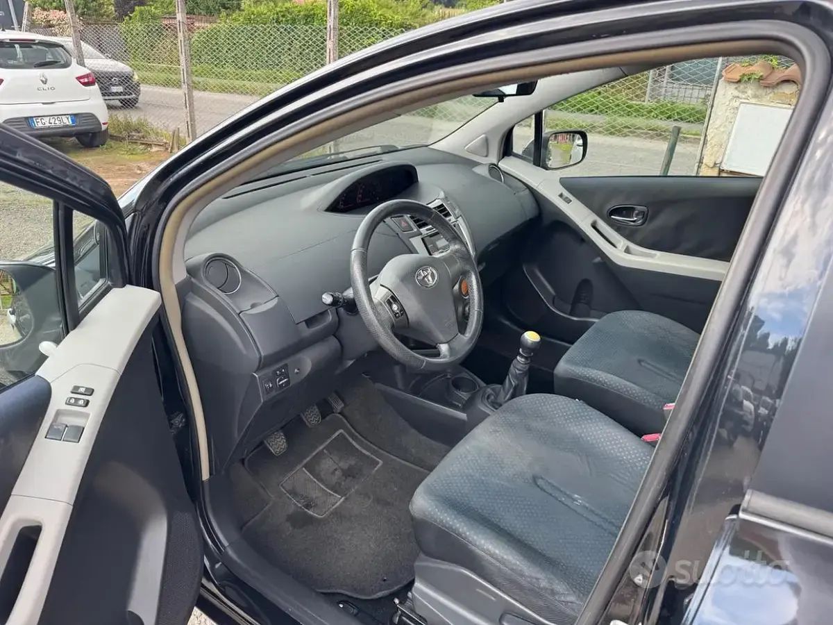 Usado Toyota Yaris Sol 100 CV (73 kW) 2010 Negro Utilitario