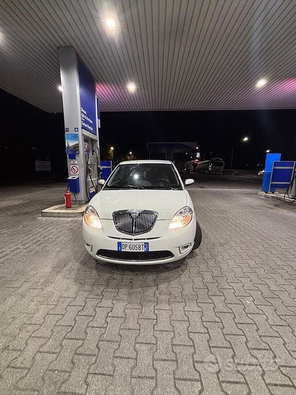 Usata Lancia Ypsilon 60 CV (44 kW) 2008 Bianco Utilitaria