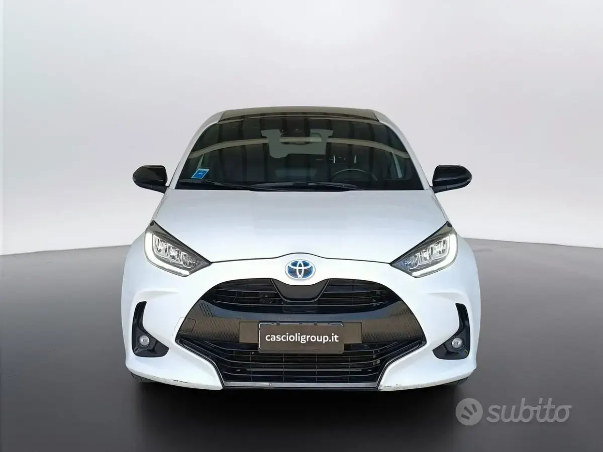 Usata Toyota Yaris Hybrid Lounge 92 CV (67 kW) 2022 Bianco Berlina