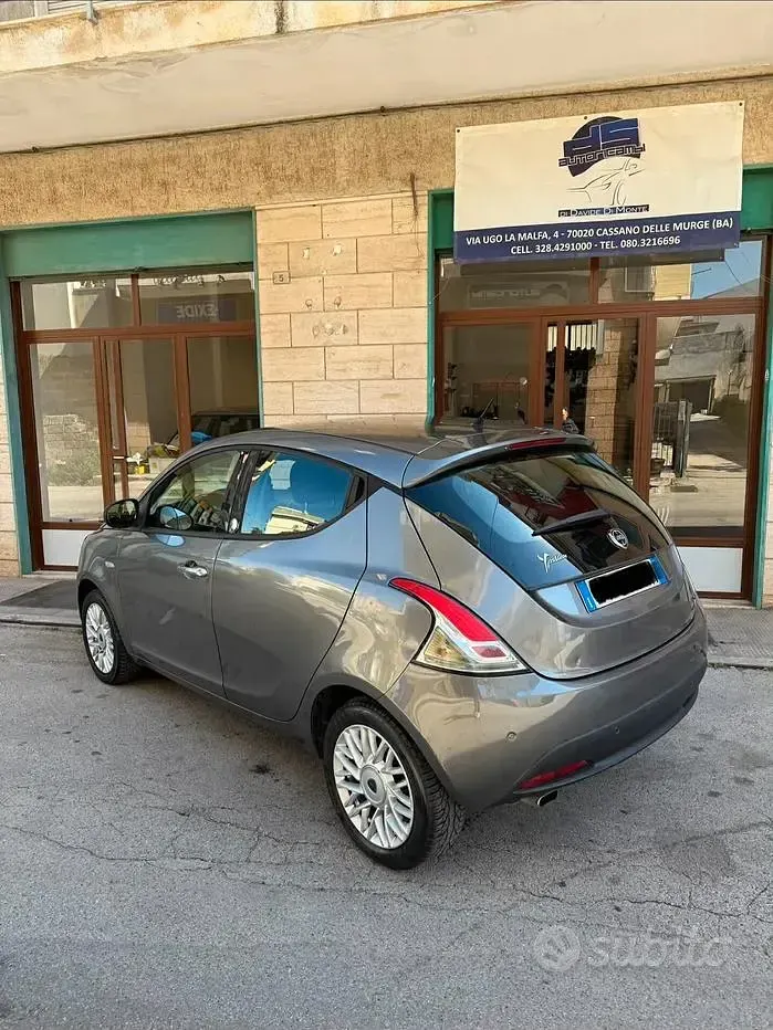 Usado Lancia Ypsilon Gold 69 HP (50 kW) 2015 Cinzento Citadino