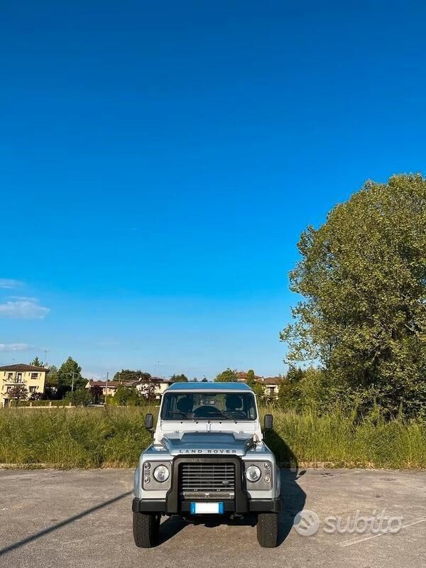 Grigio Usata 2010 Land Rover Defender SUV | 38.000 € (Buon prezzo) - Immagine 1/4