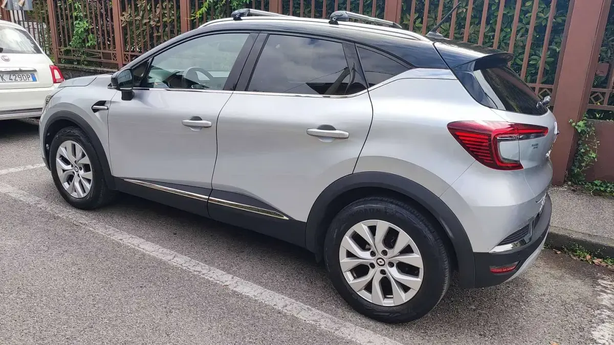 Usata Renault Captur Intens 94 CV (69 kW) 2022 Argento SUV