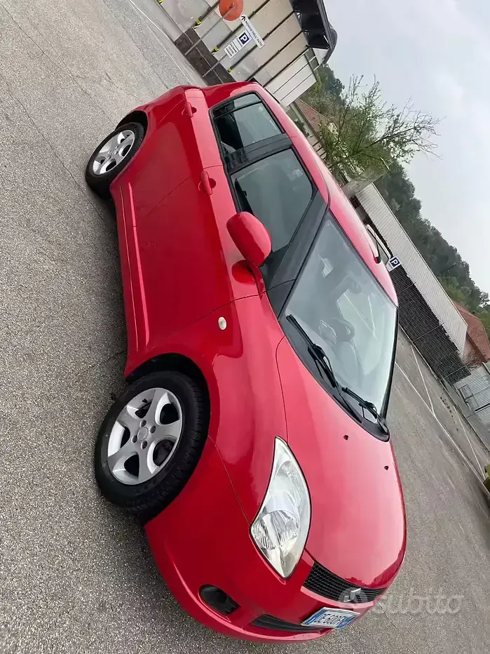 Second-hand Suzuki Swift GLX 92 CP (67 kW) 2006 Roșu Hatchback