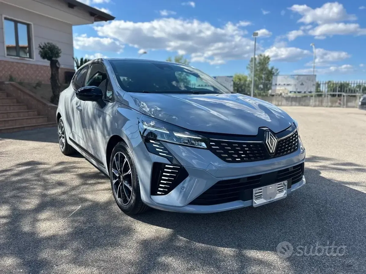 Begagnad Renault Clio V Techno 101 HK (74 kW) 2024 Grå Sedan