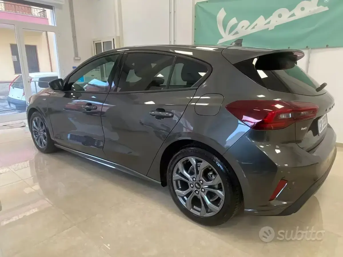 Usata Ford Focus 280 CV (205 kW) 2023 Grigio Berlina