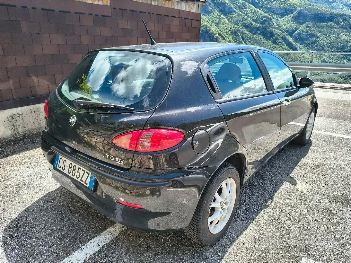 Usata Alfa Romeo 147 Progression 116 CV (85 kW) 2004 Nero Utilitaria