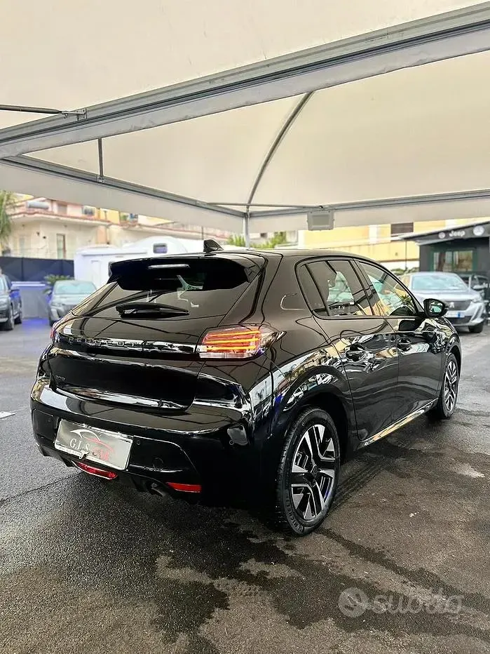 Usata Peugeot 208 Allure 101 CV (74 kW) 2025 Nero Utilitaria