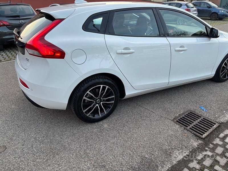 Usata Volvo V40 Business Edition 122 CV (89 kW) 2019 Bianco Berlina