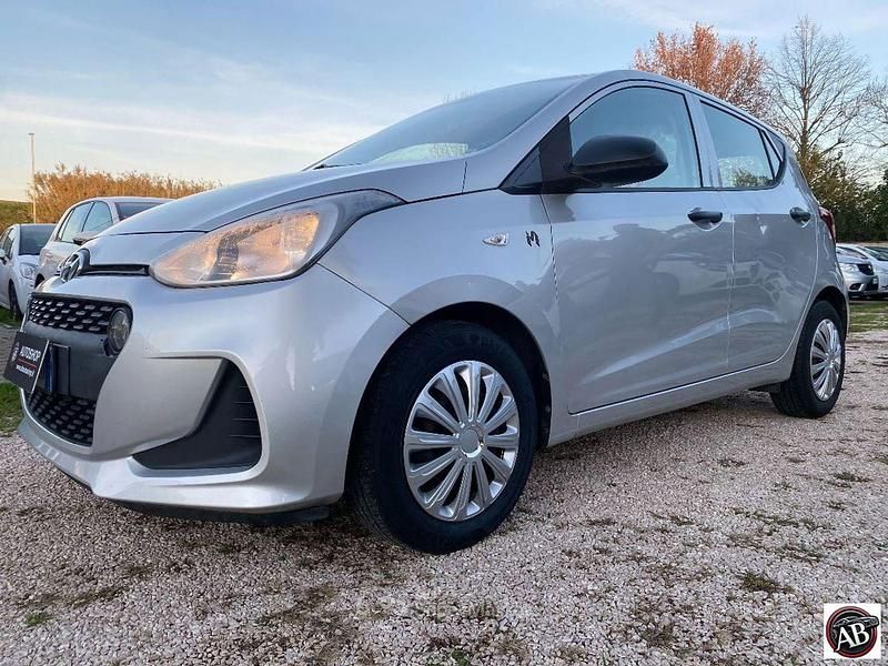 Usata Hyundai i10 Style 66 CV (48 kW) 2017 Gray Utilitaria