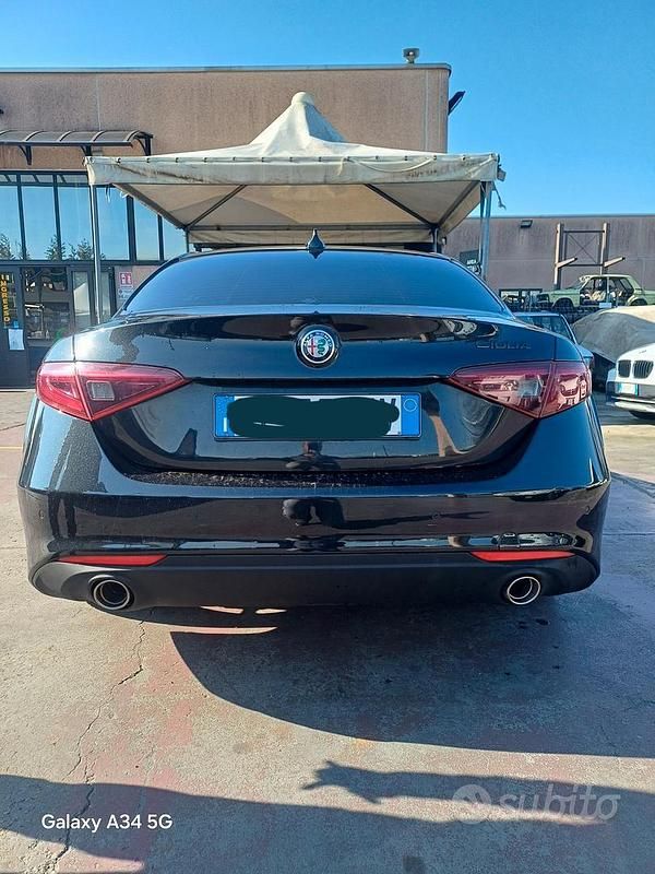 Usata Alfa Romeo Giulia 150 CV (110 kW) 2018 Nero Berlina