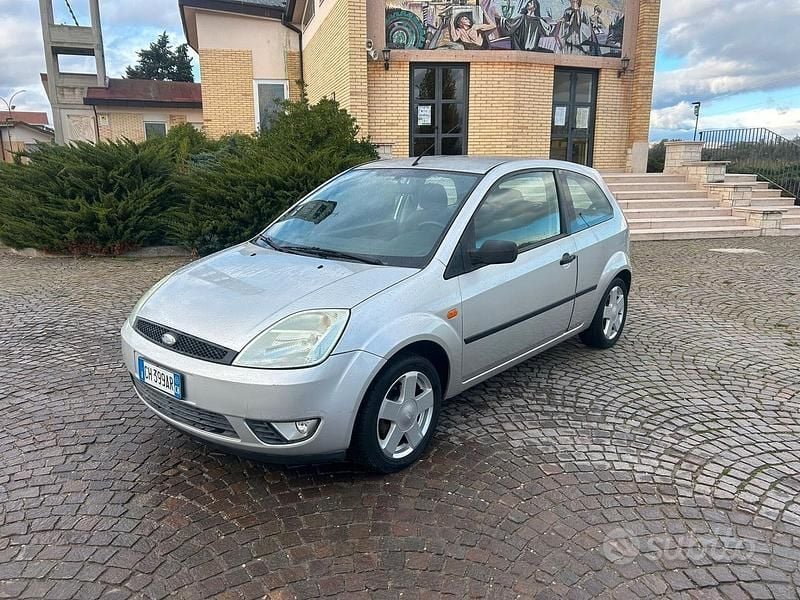 Grigio Usata 2003 Ford Fiesta Ghia Tre volumi | 2500 € (Buon prezzo) - Immagine 1/4