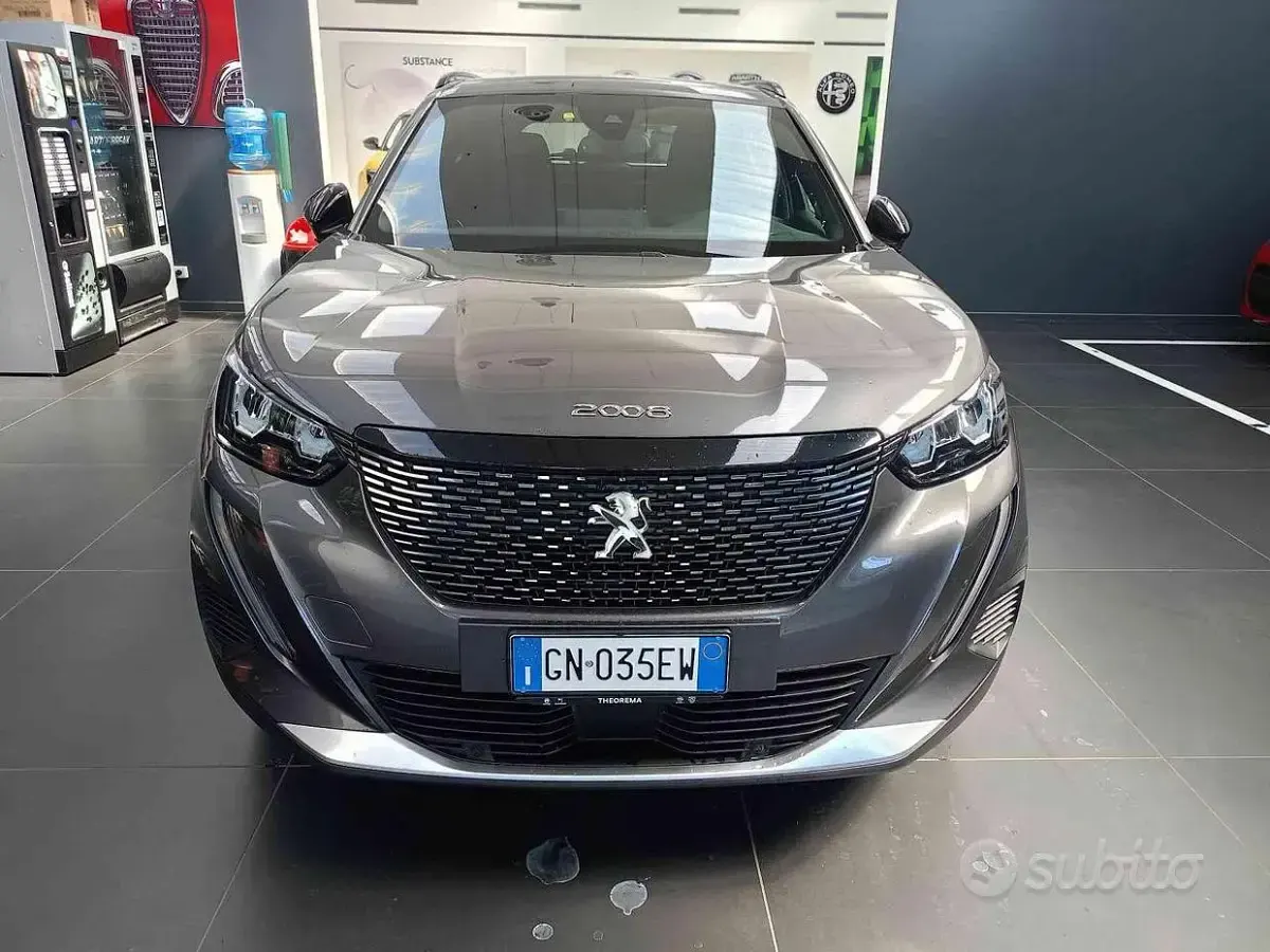 Usata Peugeot 2008 Allure 101 CV (74 kW) 2023 Grigio SUV