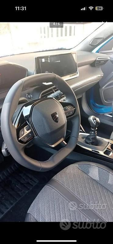 Usata Peugeot 2008 Allure 101 CV (74 kW) 2024 Blu SUV