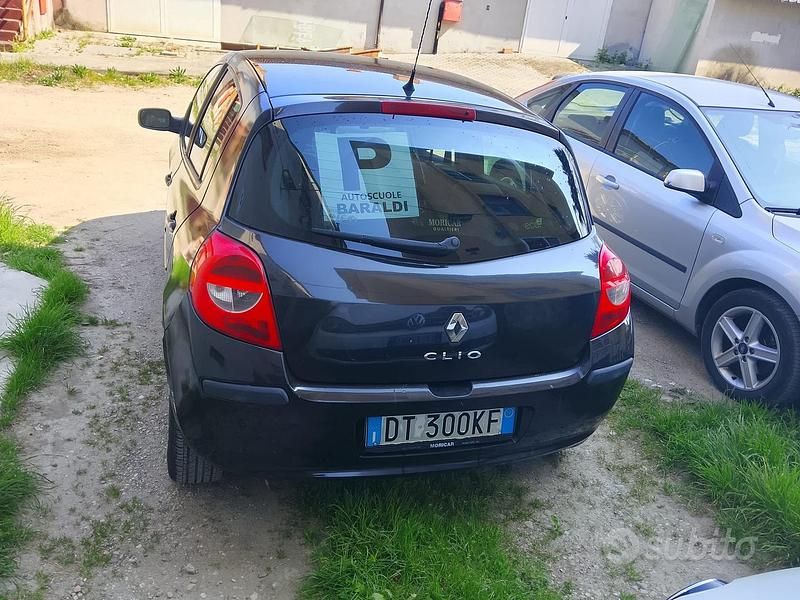 Usata Renault Clio II LE 75 CV (55 kW) 2009 Nero Berlina