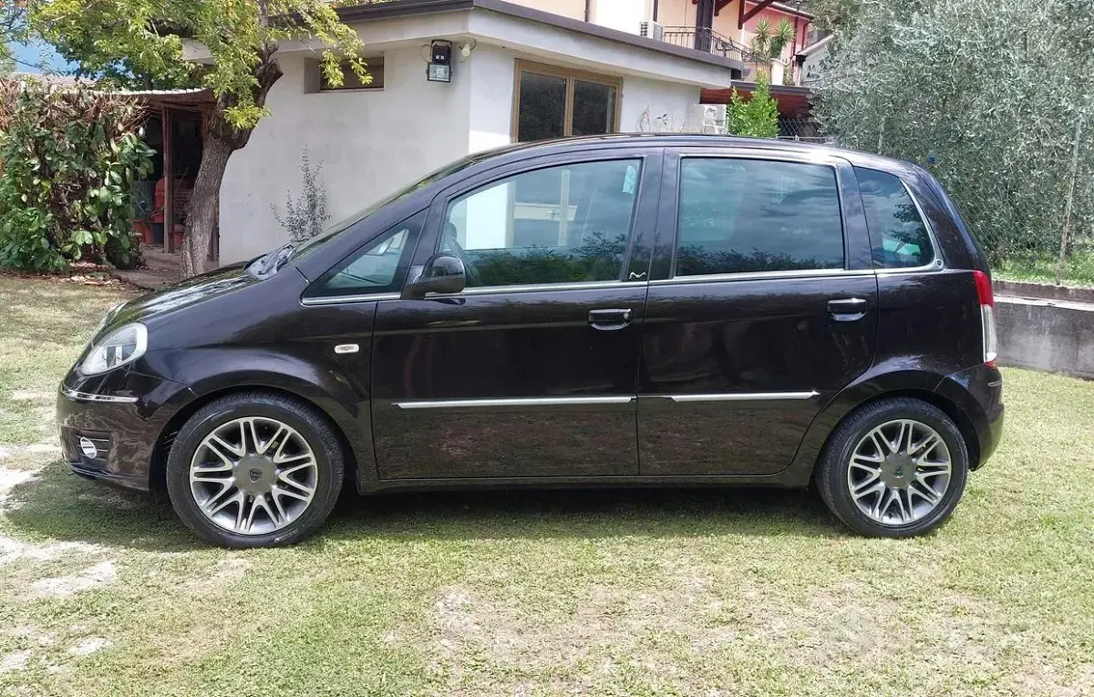 Usata Lancia Musa 95 CV (69 kW) 2011 Nero Monovolume