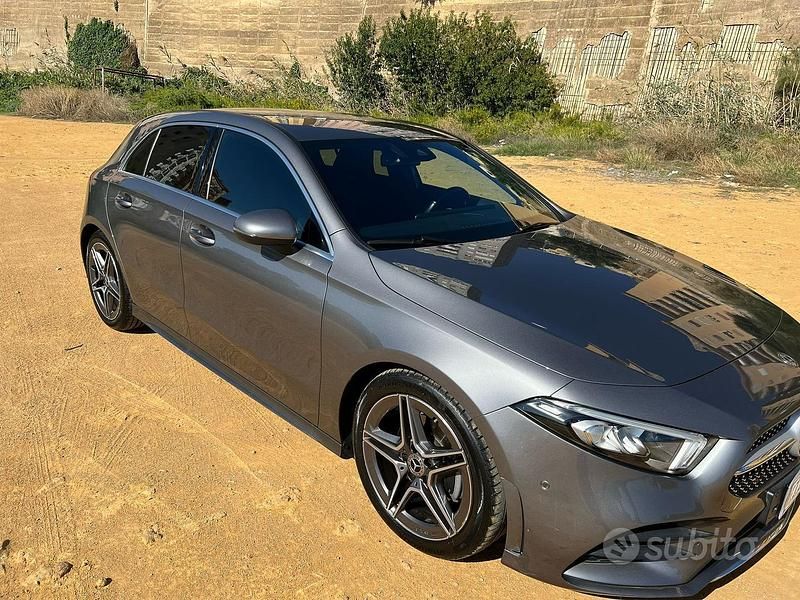Grigio Usata 2019 Mercedes A180 Premium Tre volumi | 21.990 € (Buon prezzo) - Immagine 1/4