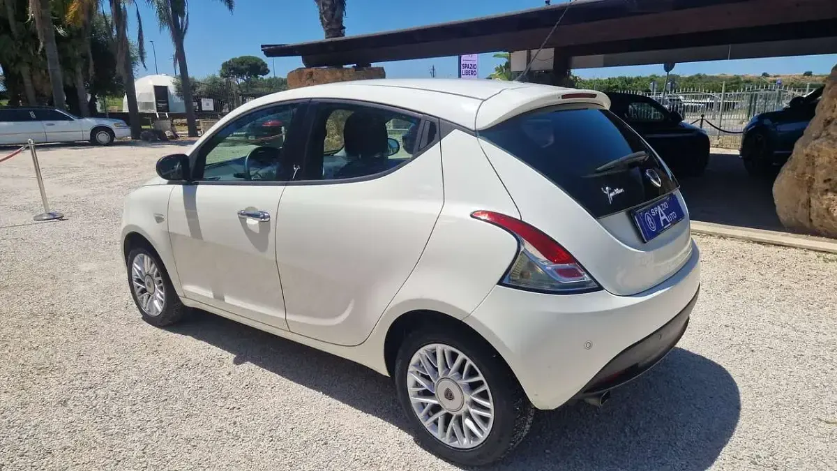 Usata Lancia Ypsilon Gold 69 CV (50 kW) 2015 Bianco Utilitaria