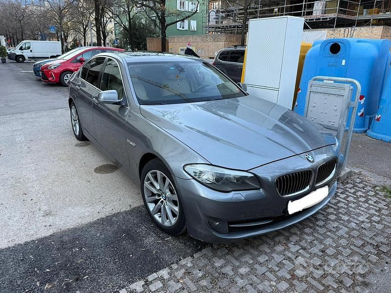 Grigio Usata 2011 BMW 520 Tre volumi | 8900 € (Ottimo prezzo) - Immagine 1/4