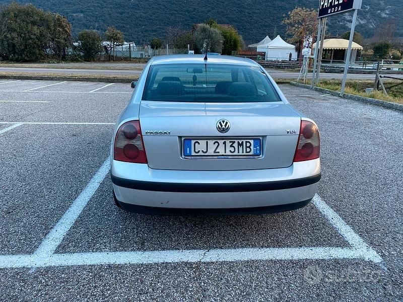 Usata VW Passat 130 CV (95 kW) 2003 Grigio Berlina