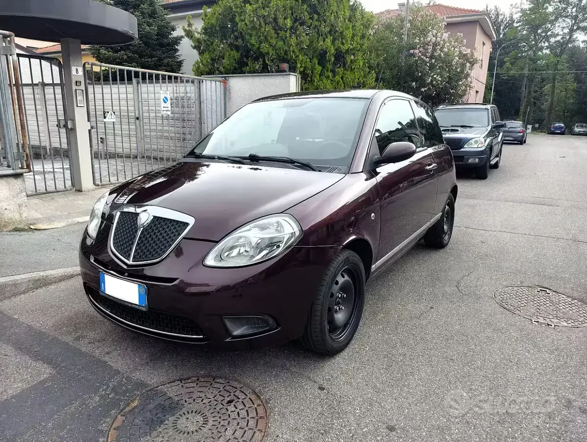 Usata Lancia Ypsilon 60 CV (44 kW) 2007 Viola Utilitaria