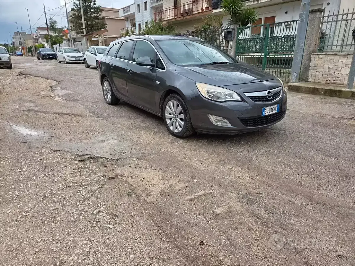 Usata Opel Astra 125 CV (91 kW) 2011 Nero Station wagon