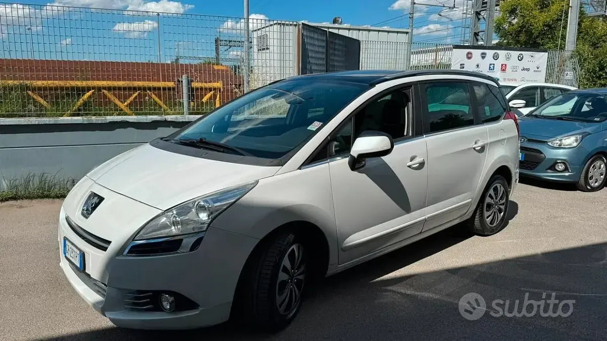 Usata Peugeot 5008 Business-Line 115 CV (84 kW) 2013 Bianco Monovolume