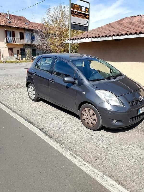 Usata Toyota Yaris 90 CV (66 kW) 2009 Grigio Utilitaria