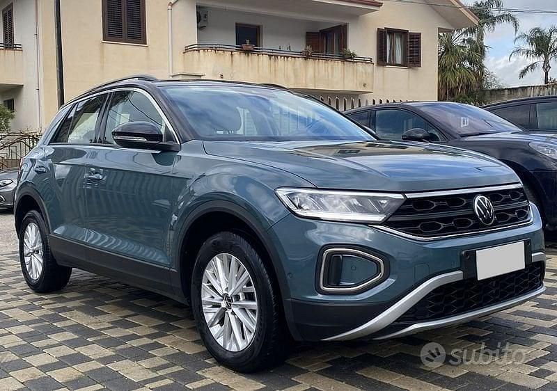 Usata VW T-Roc Life 116 CV (85 kW) 2023 Nero SUV