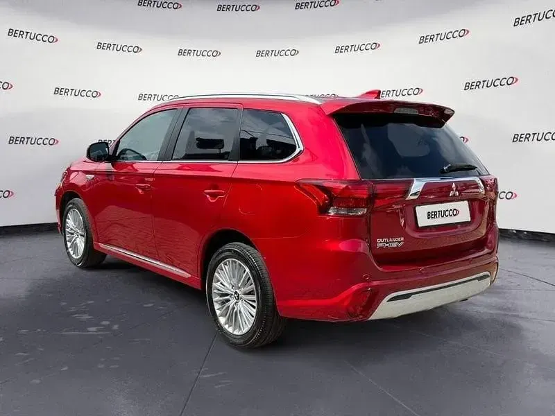 Usata Mitsubishi Outlander P-HEV 224 CV (164 kW) 2019 Rosso SUV