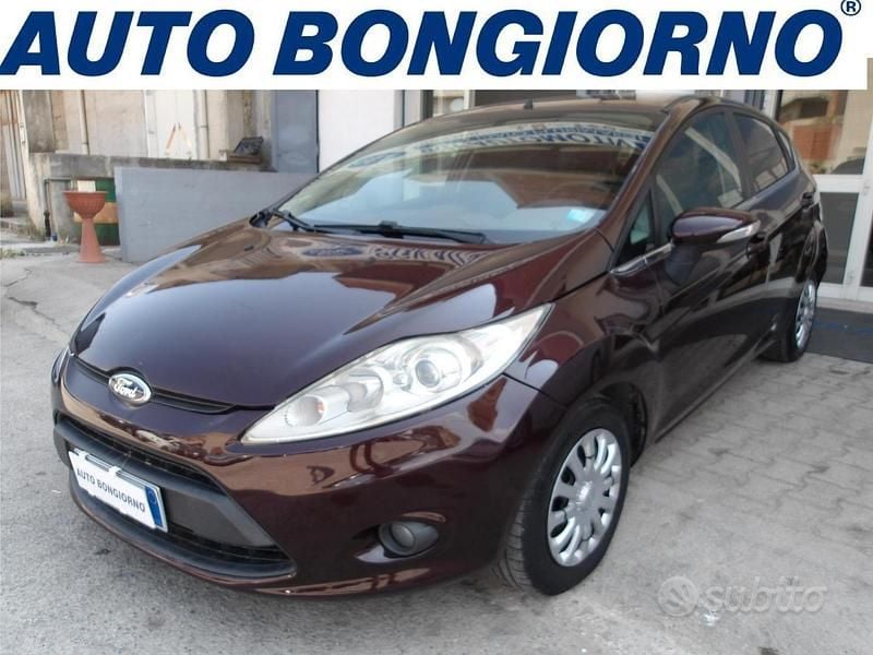 Verde Usata 2010 Ford Fiesta Tre volumi | 4500 € (Buon prezzo) - Immagine 1/4