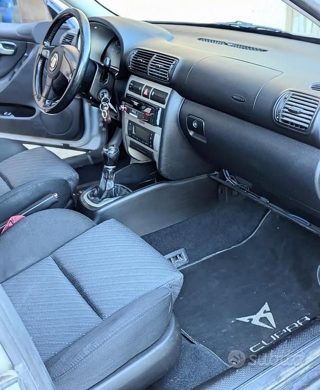 Usata Seat Leon Sport 130 CV (95 kW) 2005 Grigio Utilitaria