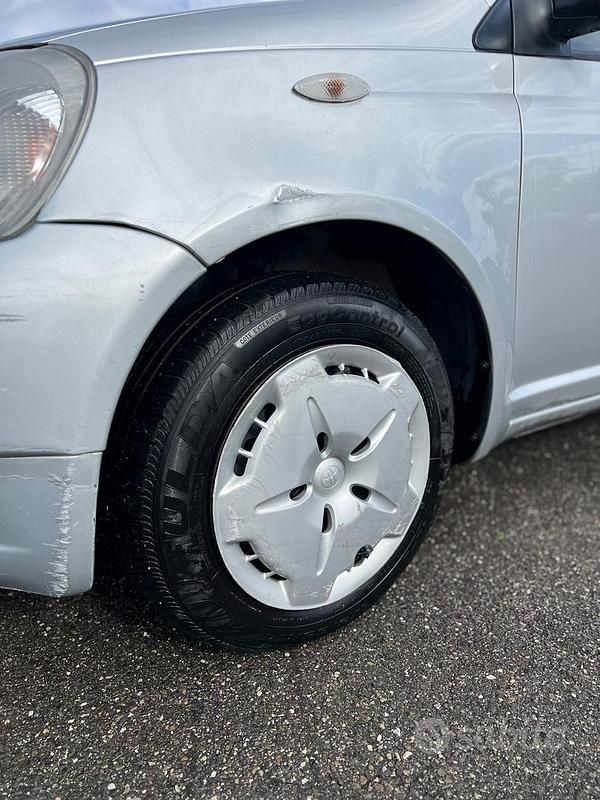 Usata Toyota Yaris Luna 86 CV (63 kW) 2000 Grigio Berlina