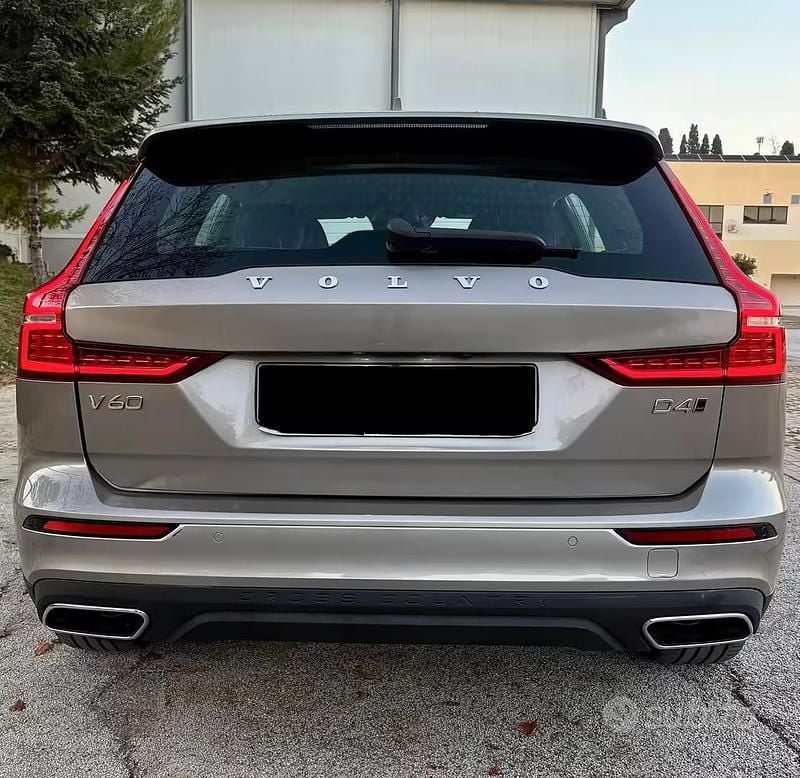 Usata Volvo V60 CC Business Edition 190 CV (139 kW) 2019 Grigio Station wagon