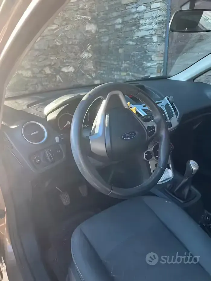 Usata Ford Fiesta 60 CV (44 kW) 2013 Marrone