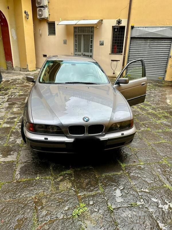 Grigio Usata 1996 BMW 525 Tre volumi | 3500 € (Buon prezzo) - Immagine 1/4