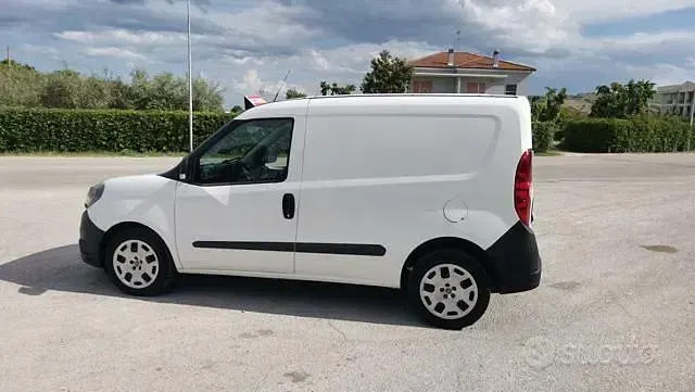 Usata Fiat Doblò Easy 101 CV (74 kW) 2022 Bianco Monovolume