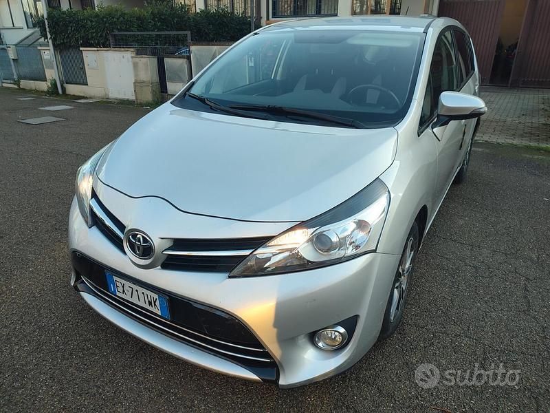 Usata Toyota Verso 112 CV (82 kW) 2015 Grigio Monovolume