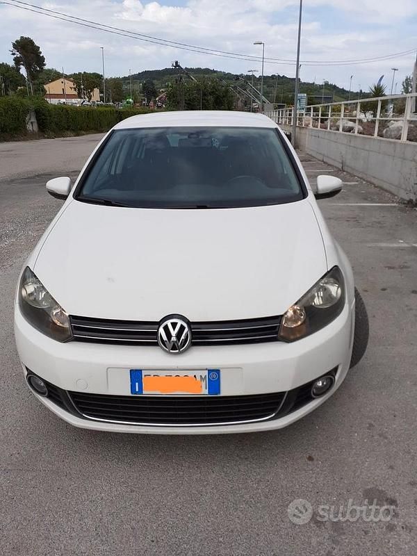 Bianco Usata 2010 VW Golf VI Tre volumi | 4800 € (Buon prezzo) - Immagine 1/4