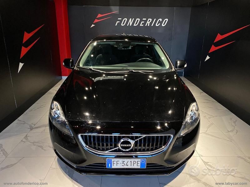 Nero Usata 2016 Volvo V40 Momentum Tre volumi | 6700 € (Buon prezzo) - Immagine 1/4