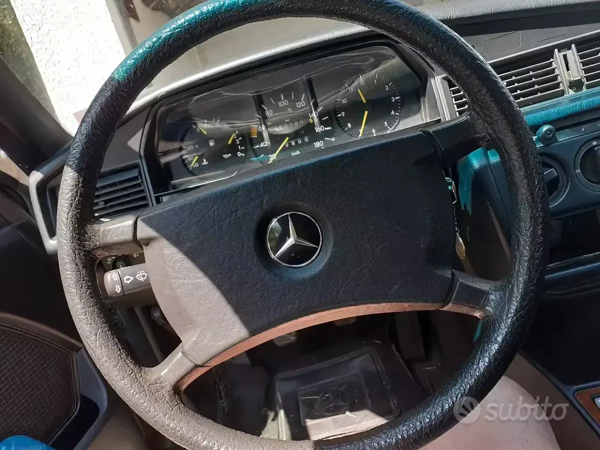 Usata Mercedes 190 72 CV (52 kW) 1986 Grigio Berlina