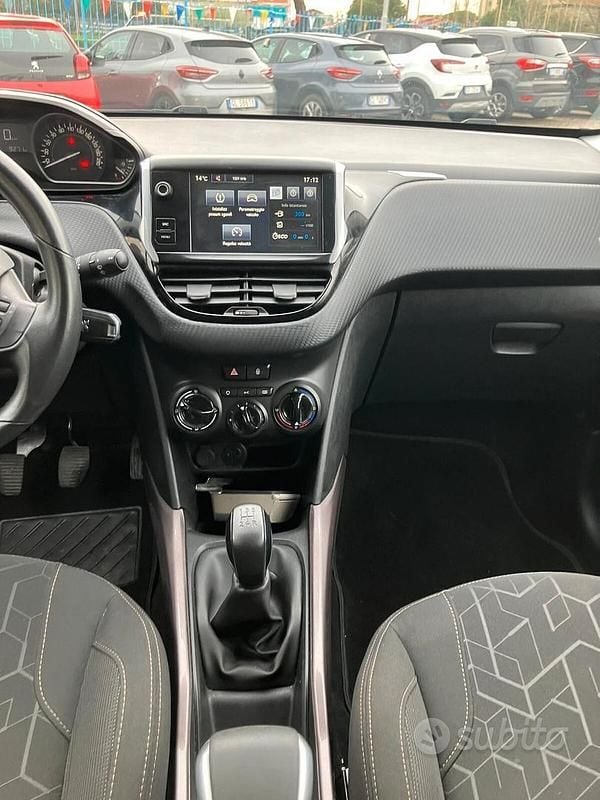 Usata Peugeot 2008 Active 100 CV (73 kW) 2015 Bianco SUV