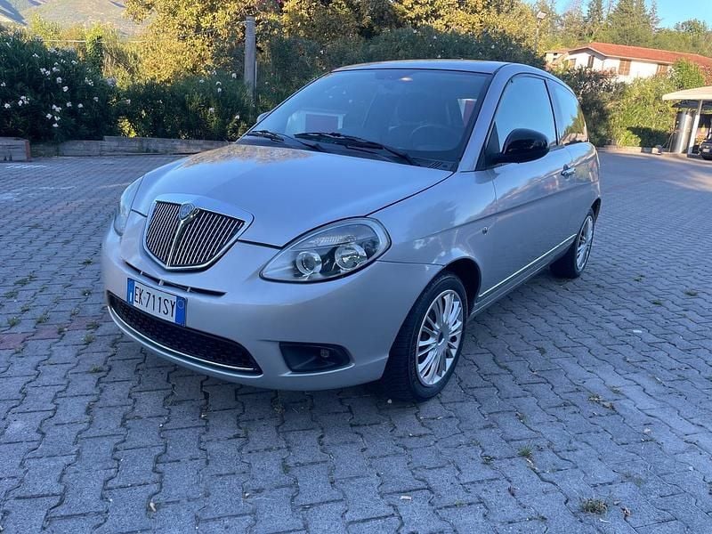 Usata Lancia Ypsilon 77 CV (56 kW) 2011 Argento Utilitaria