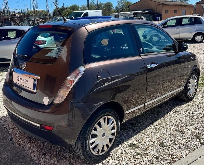 Usata Lancia Ypsilon 60 CV (44 kW) 2010 Marrone Utilitaria