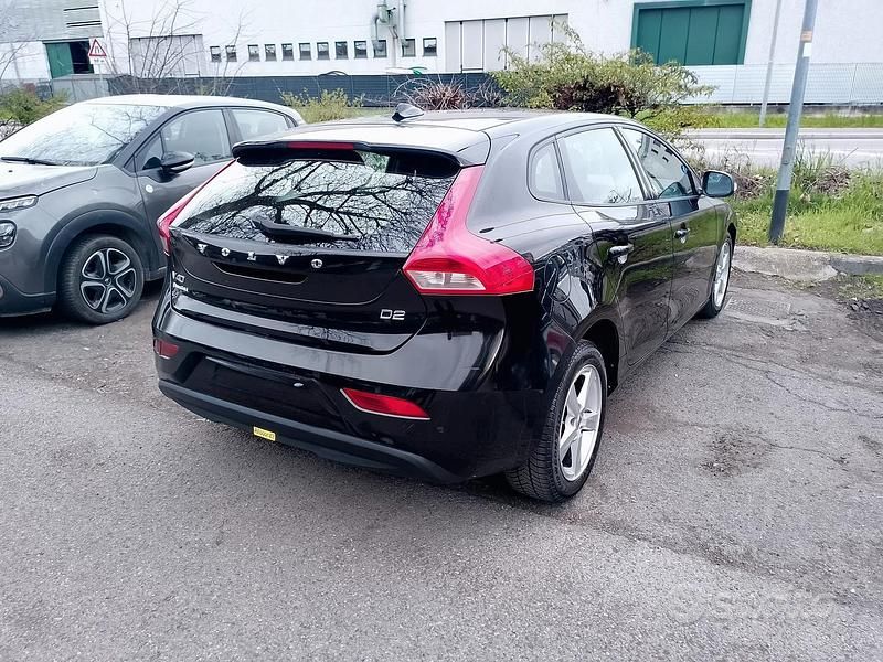 Usata Volvo V40 120 CV (88 kW) 2017 Nero Berlina