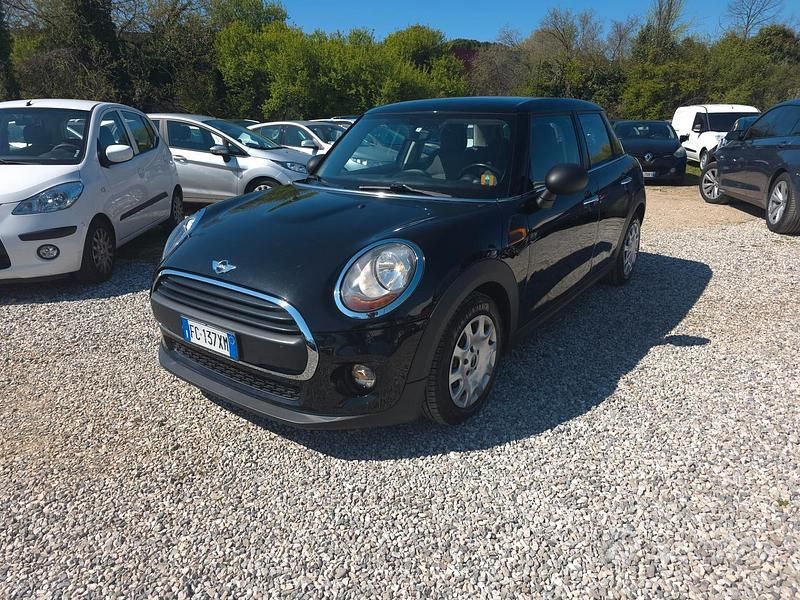 Begagnad Mini ONE 75 HK (55 kW) 2016 Svart Halvkombi