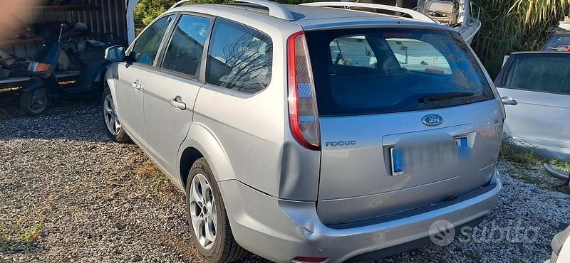 Grigio Usata 2011 Ford Focus Station wagon | 2200 € (Super prezzo) - Immagine 1/4