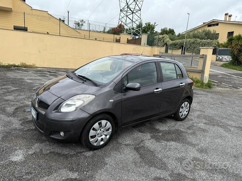 Grigio Usata 2012 Toyota Yaris Style Tre volumi | 3500 € (Super prezzo) - Immagine 1/4